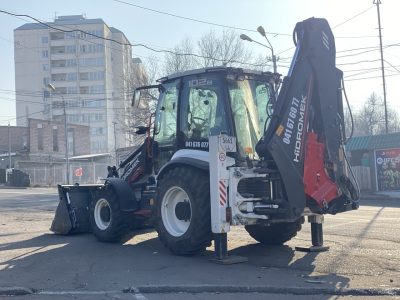 Ասֆալտապատում կռոշկա վարձով տեխնիկա - Hidromek 102B Alpha կողային տեսք